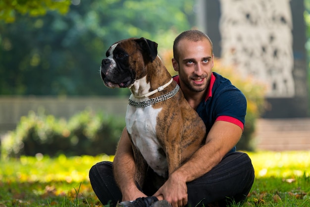 Homme et son boxeur allemand