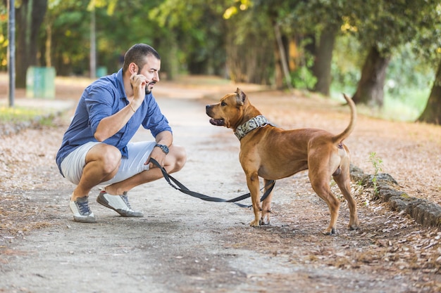 Homme avec son chien au parc