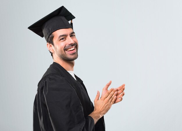 Homme sur son jour de remise des diplômes Université applaudissant après présentation dans une conférence