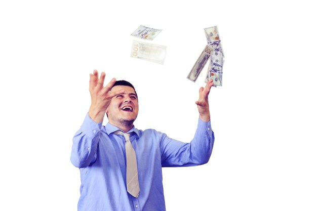 Homme avec son salaire isolé sur fond blanc. Employé de bureau et dollars. Visage heureux du gestionnaire supérieur. Guy en chemise et cravate intelligentes.