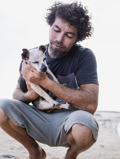 Homme et son très vieux chien