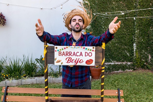 Homme soufflant des baisers à la fête brésilienne de juin