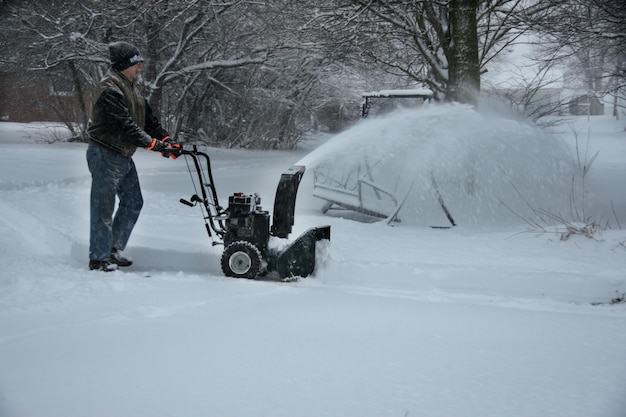 Photo l'homme avec le souffle-neige