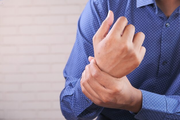 Homme souffrant de douleur dans la main se bouchent