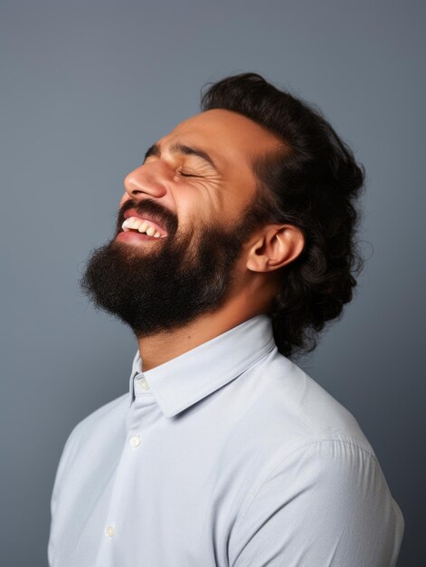 Homme souffrant de douleur sur fond neutre