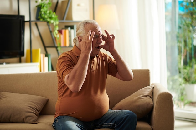 Homme souffrant de maux de tête sévères