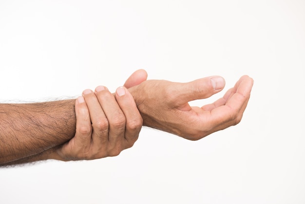 Homme souffrant de poignet, douleur au bras et blessure sur fond blanc.