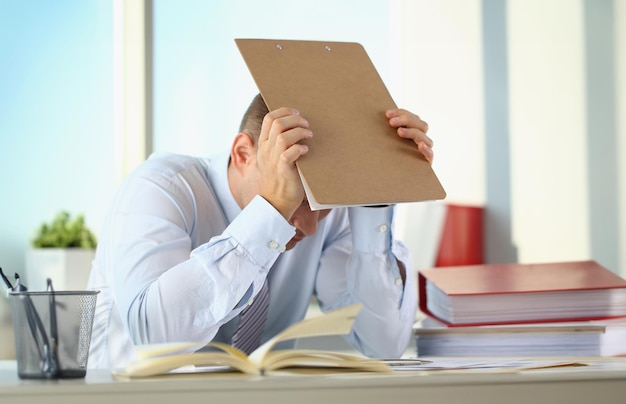 Un homme souffre de stress et de maux de tête