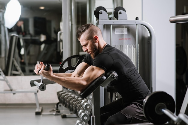 Homme, soulever des poids dans la salle de gym