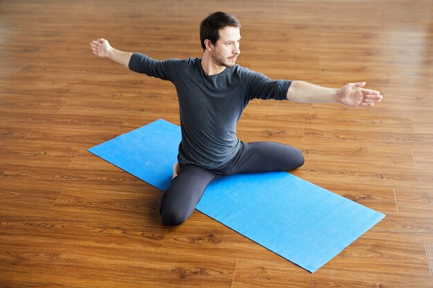 Homme souple pratiquant le yoga