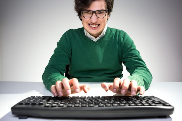 Homme souriant à l'aide du clavier