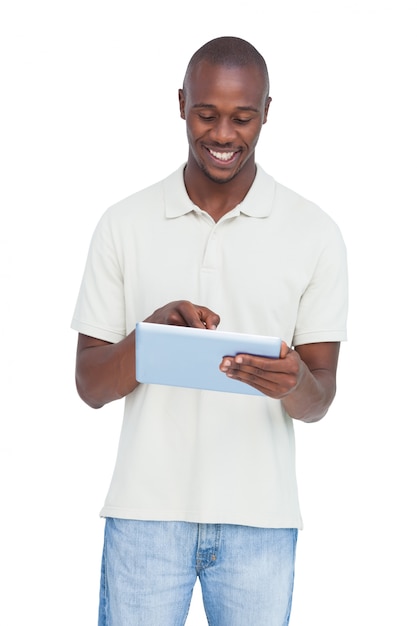 Homme souriant à l&#39;aide de tablet pc