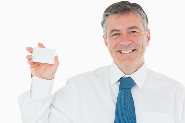 Homme souriant avec carte de visite