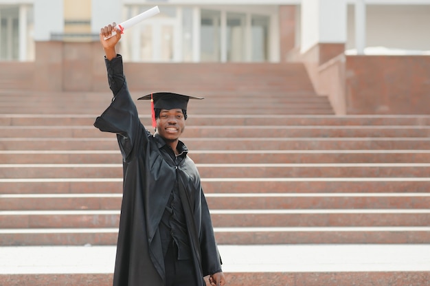 Homme Souriant à La Célébration De L'obtention Du Diplôme Universitaire