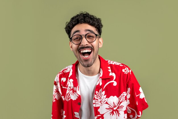 Homme souriant à coup moyen avec chemise hawaïenne