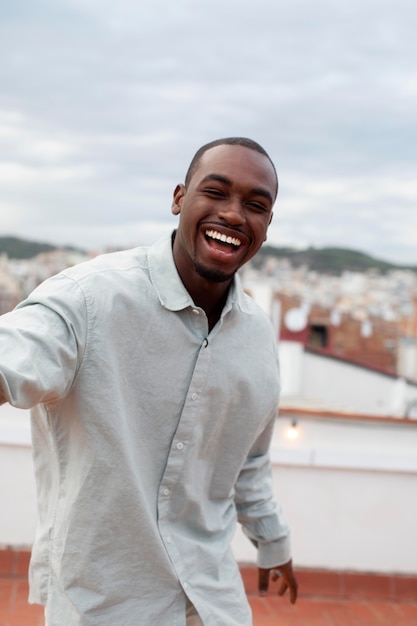 Homme souriant de coup moyen à la fête