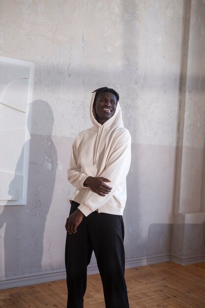 Homme souriant à coup moyen posant à l'intérieur