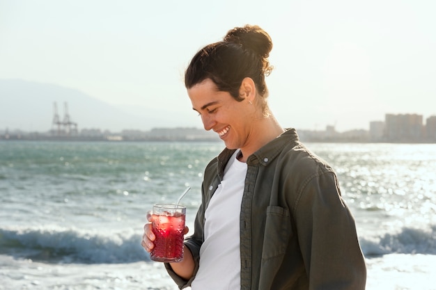 Homme souriant à coup moyen tenant de la sangria