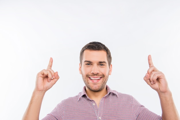 Homme souriant dans une chemise rouge