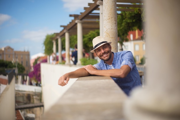 homme souriant, debout, sur, terrasse, balcon