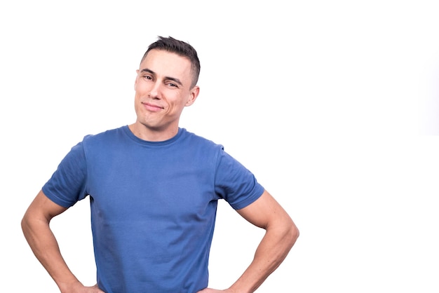 Homme souriant détendu avec ses mains sur la hanche