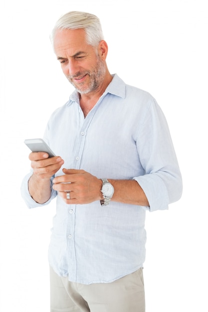 Homme souriant envoyant un message texte