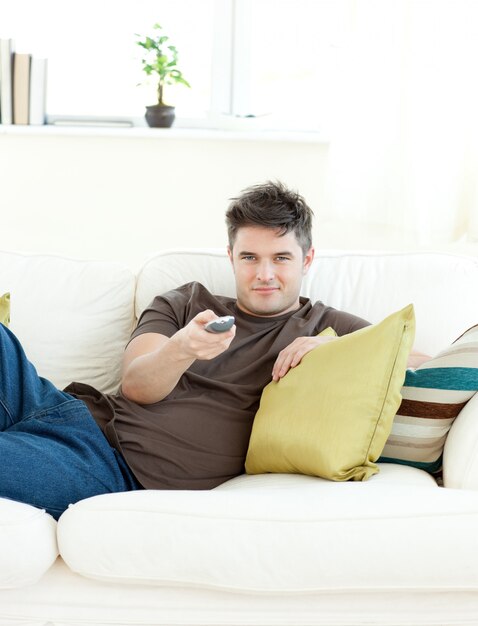 Homme souriant est relaxant