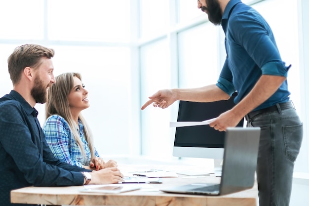 Homme souriant expliquant que les employés de la Banque