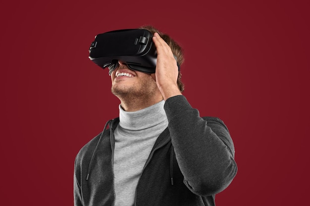 Homme souriant explorant la réalité virtuelle dans un casque