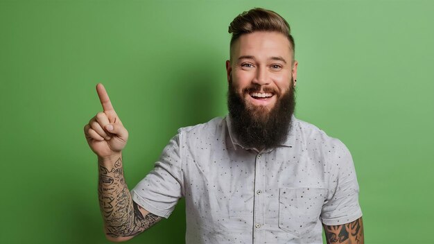 Photo un homme souriant, heureux, barbu, avec des tatouages et un doigt poignant à gauche.