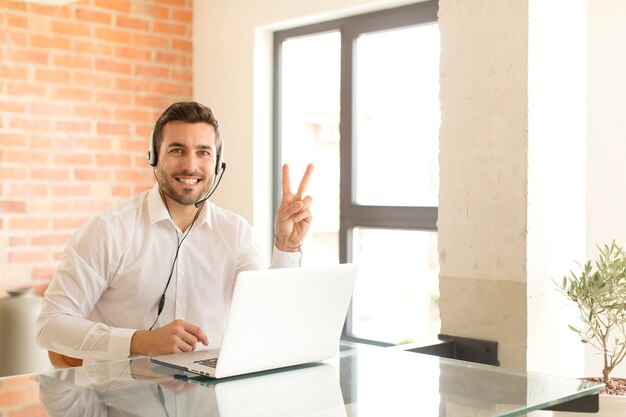 homme souriant et homme à l'air sympathique, montrant le numéro deux ou la seconde avec la main vers l'avant, compte à rebours