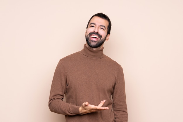 Homme souriant avec la main tendue