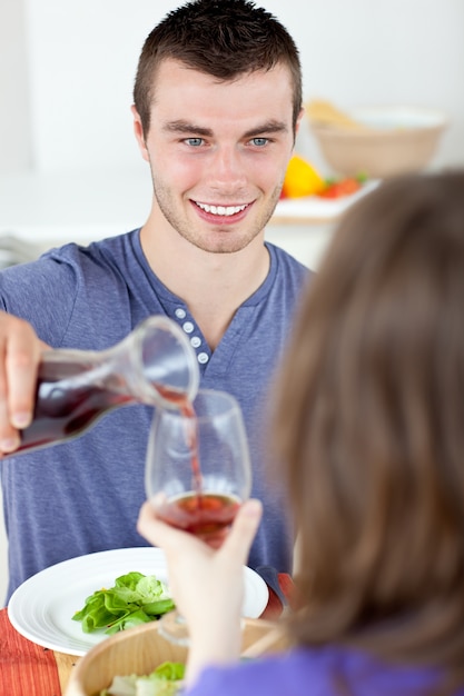 Homme souriant, manger avec une femme