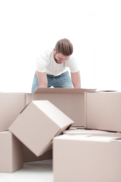 Homme souriant nettoyant tout dans le nouvel appartement