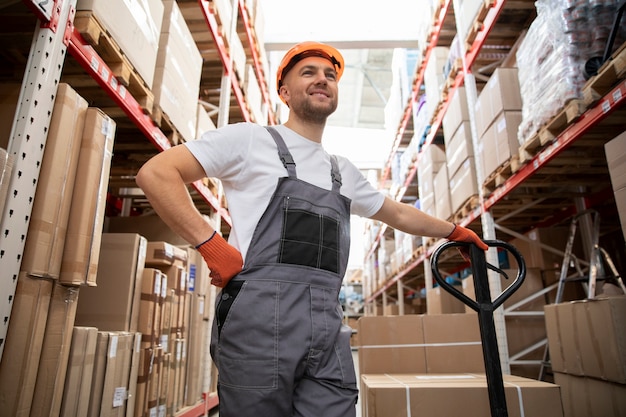 Photo homme souriant de plan moyen au travail