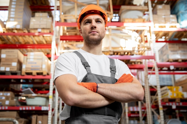 Homme souriant de plan moyen au travail