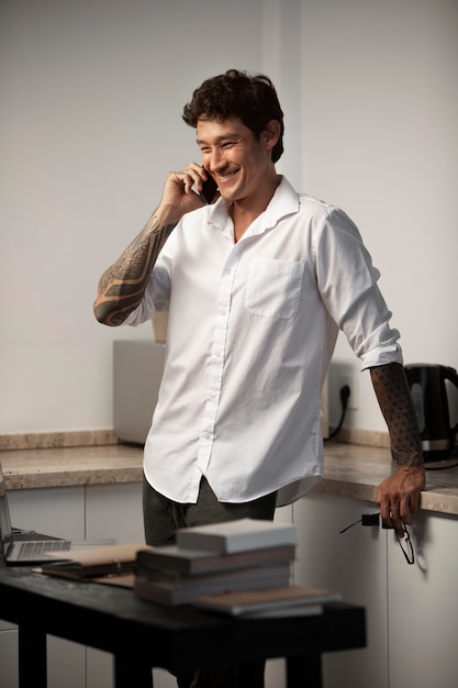 Photo homme souriant de plan moyen parlant au téléphone