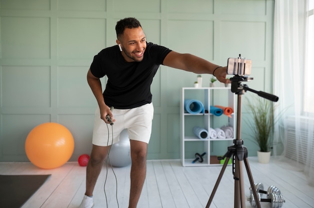 Photo homme souriant plein coup avec smartphone