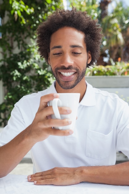 Homme souriant, prendre un café