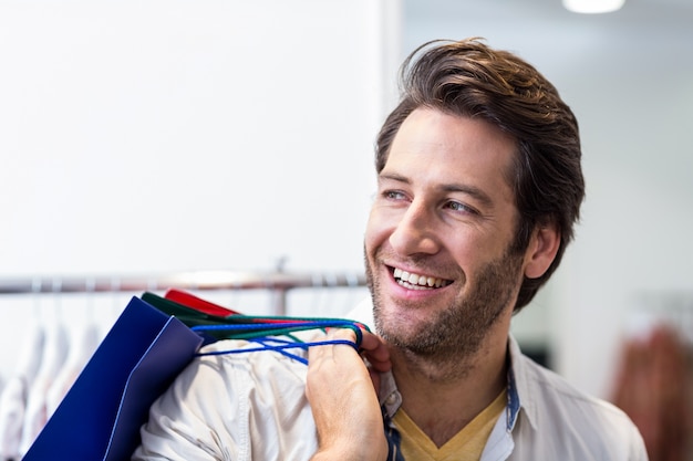 Homme souriant avec des sacs à provisions