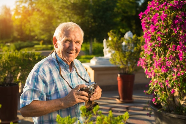 Homme souriant et tenant la caméra