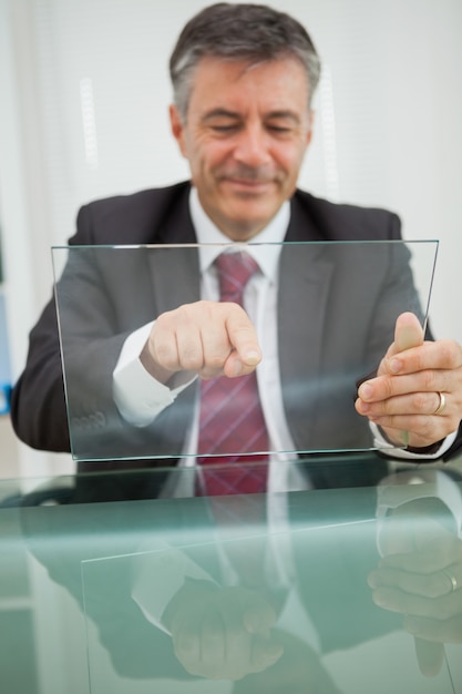 Homme souriant touchant un écran virtuel