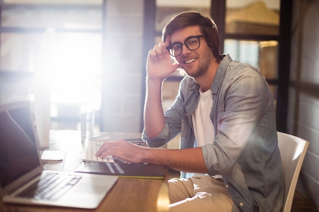 homme souriant travaillant au bureau