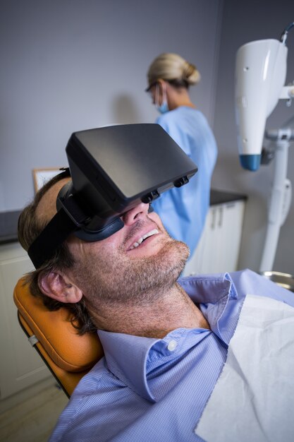 Homme souriant en utilisant la réalité virtuelle