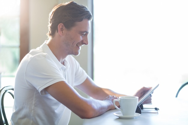 Homme souriant, utilisation, table numérique