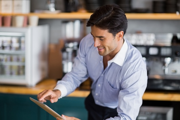 Homme souriant, utilisation, tablette numérique