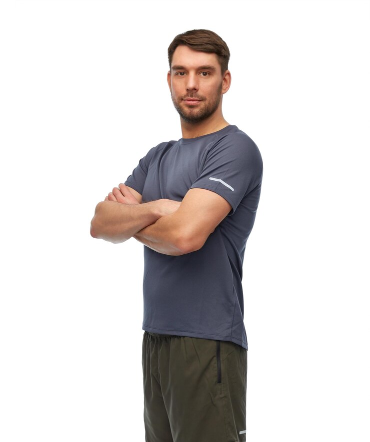 Photo un homme souriant en vêtements de sport