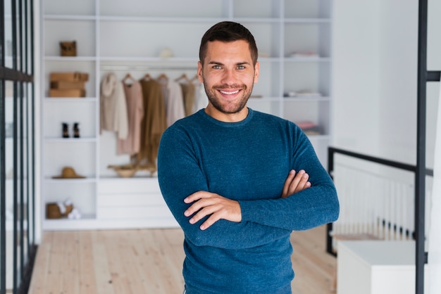 Homme souriant vue de face, regardant la caméra