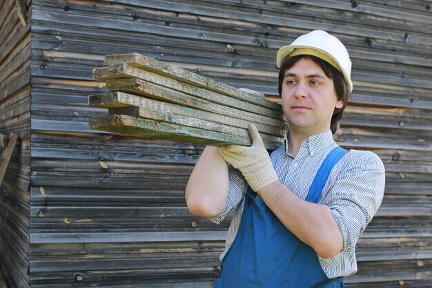 Un homme sous la forme d'un constructeur répare une maison