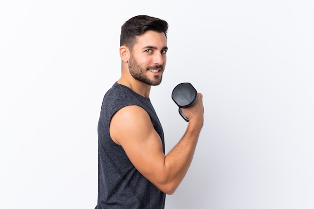 Homme de sport avec barbe sur mur isolé